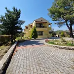 Alexandra Studio 11